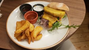 Burger...Patty schmeckt genau wie Fleisch at The Green Affair - Chiado in Lisbon