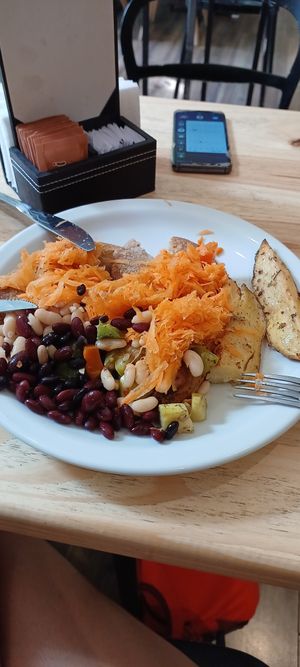 Só tem 1 opção de proteína vegana e toda a salada é fria 😒 at Freshpoint Deli in Mendoza