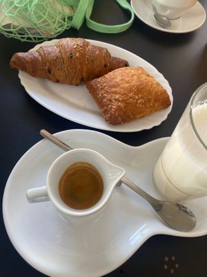 Chocolate and milk at Sophie Bistrot and Bakery in Padua