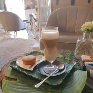 Latte macchiato d'avena e muffin alla carota at Sophie Bistrot and Bakery in Padua