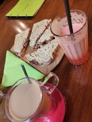 Perect banana jam peanut sandwich, tea with plant milk and verry tastfull smothie at Roots in Zagreb