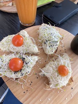 Humus sandwich and vegetable smoothie  at Roots in Zagreb