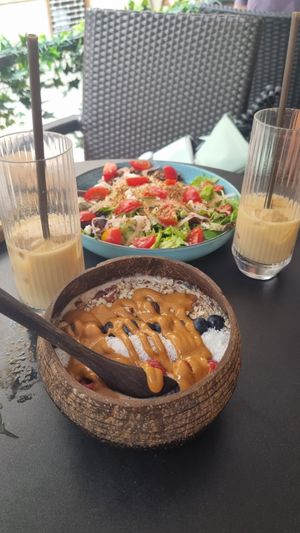 Pink Floyd with PB and hummus bowl at Roots in Zagreb