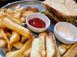 sandwich & fries at Katzentempel - Rosenheim in Rosenheim