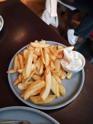 Pommes mit Mayonnaise at Katzentempel - Rosenheim in Rosenheim