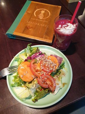 Side salad and acai smoothie at Katzentempel - Rosenheim in Rosenheim
