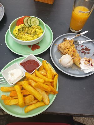 Chips with ketchup &mayo, Rührtofu, and apple pie cake with vanilla ice and cream at Katzentempel - Rosenheim in Rosenheim
