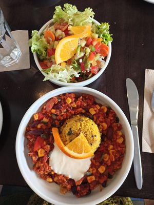 Chili sin carne mit Salat at Katzentempel - Rosenheim in Rosenheim