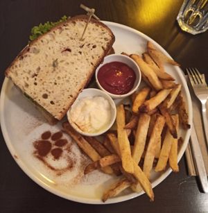 Beyond Meat Burger mit Pommes, Ketchup und Mayonnaise at Katzentempel - Rosenheim in Rosenheim