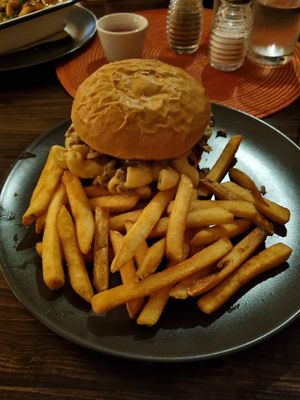 Dirty mac burger at Rad Apples in Dundee
