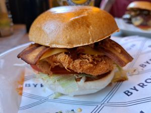 Burger chicken sur mesure at Byron in Edinburgh