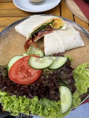Frühstückswrap mit veganen Bacon und Rührei  at KOFFI in Neuss