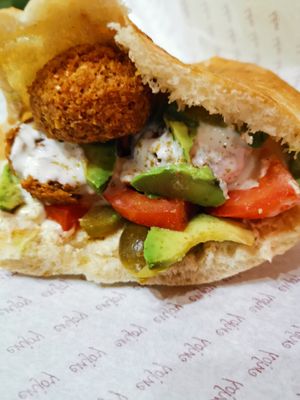 Testar på olika falafel. Falafel i bröd med avokado at Max Falafel in Norrkoping