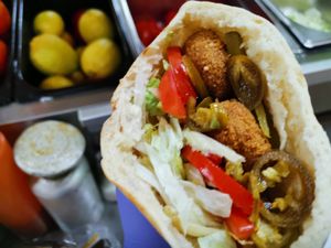 Falafel i bröd med Jalapeño at Max Falafel in Norrkoping