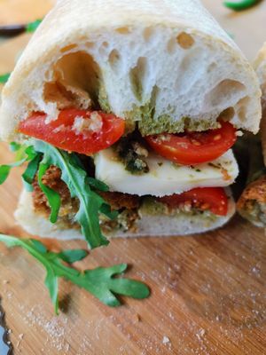 Falafel med pesto, cibatabröd, mozzarella, ruccola och körsbärtomat at Max Falafel in Norrkoping