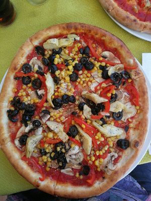 Pizza vegetaria ohne Käse at La Perla in Sighisoara