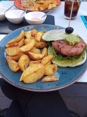 Vegan burger and delicious chips at Taste in Chaves