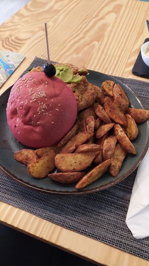 Hambúrguer de beterraba at Taste in Chaves