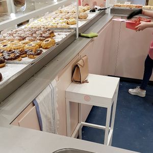 At the kiosk - view towards the counter at Brammibal's Donuts - KaDeWe in Berlin