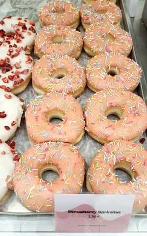 donut "Strawberry Sprinkles" at Brammibal's Donuts - KaDeWe in Berlin
