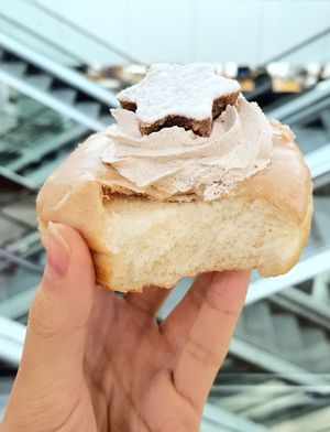 donut "Zimtstern" - inside at Brammibal's Donuts - KaDeWe in Berlin