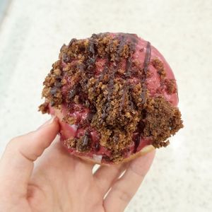 donut "Cherry Gingerbread" - close-up at Brammibal's Donuts - KaDeWe in Berlin