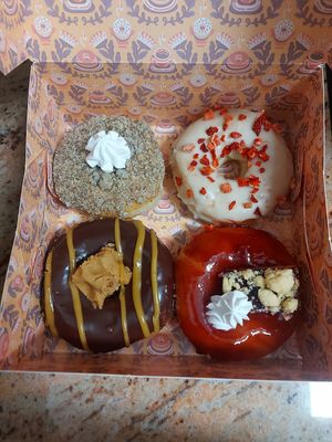 Plum Poppy Crumble, White Choc & Strawberries ,Chocolate Peanut Fudge, Cherry Pie 🍒 at Brammibal's Donuts - KaDeWe in Berlin