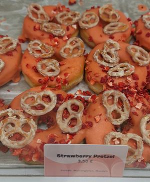 Flavor "strawberry pretzel" #Veganuary at Brammibal's Donuts - KaDeWe in Berlin
