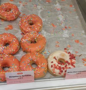 Flavor "strawberry sprinkles" #Veganuary at Brammibal's Donuts - KaDeWe in Berlin