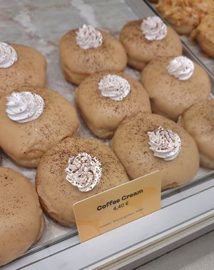 Flavor "coffee & cream" #Veganuary at Brammibal's Donuts - KaDeWe in Berlin