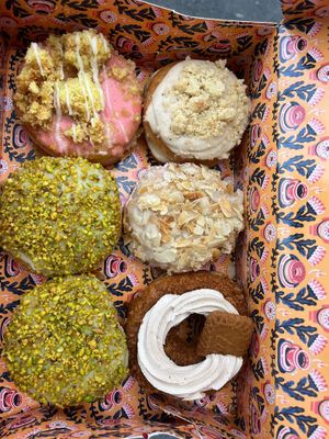 Pistazie, Bienenstich, Apple Crumble, Strawberry Shortcake, Biscoff at Brammibal's Donuts - KaDeWe in Berlin