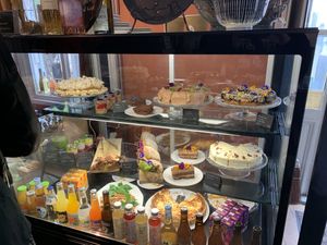 Vitrine à dessert et autres gourmandises salées à emporter at Ani's Café in Porvoo