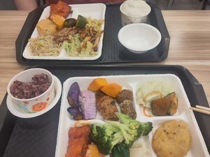 Little bit of everything at LiánChí Huì SùShí 蓮池會素食 in Taipei