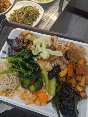 Assorted goods at LiánChí Huì SùShí 蓮池會素食 in Taipei