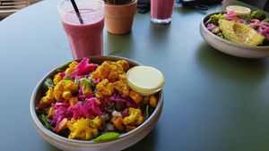 Very Berry Smoothie & Blumenkohl Curry Bowl at Moos Ibiza in Ibiza
