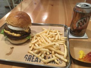Ontario burger with root beer at Great Lakes in Tokyo