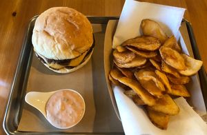 Michigan burger with chips and burger sauce   at Great Lakes in Tokyo