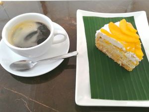 Organic coffee Arabica 100% medium roast with vegan mango cake at Horizon Cafe in Koh Samui
