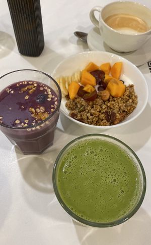 Everything were delicious! A lot of healthy and vegan options ✨ We ordered a green smoothie, oat latte, granola bowl and smoothie blueberry cobbler.  at Perspectives in Granada