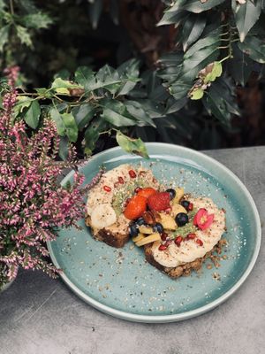 pecan-banana bread with fruit and peanut butter cream 🤤 at Palo Verde in Prague