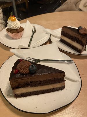 Banánovo-čokoládový dort a cupcake😄 at Palo Verde in Prague