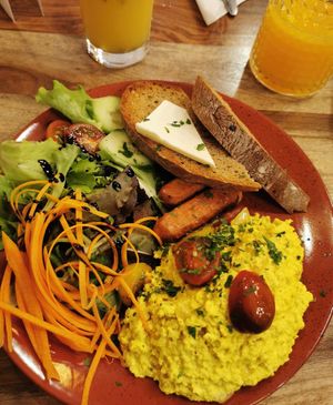 Scrambled tofu with sausages, bread and roasted cherry tomatoes at Palo Verde in Prague