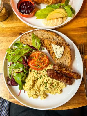 Scrambled tofu + sausages at Palo Verde in Prague