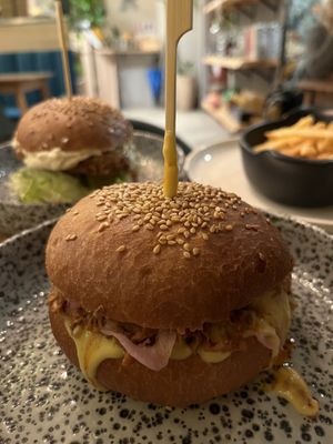 Burghers e patatine buonissime   at Palo Verde in Prague