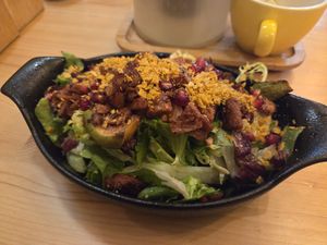 Tapas - "Pulled meat" with figs and salad at Palo Verde in Prague