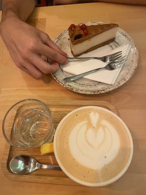 Cafe latte y tarta de lotus   at Palo Verde in Prague
