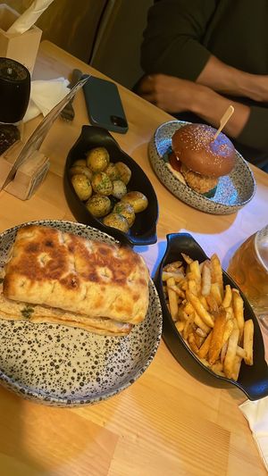 La hamburguesa y el bocadillo de albóndigas con los sides de patatas sazonadas y grenuille   at Palo Verde in Prague