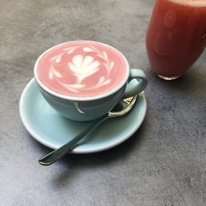 Beetroot latte and grapefruitjuice at Palo Verde in Prague