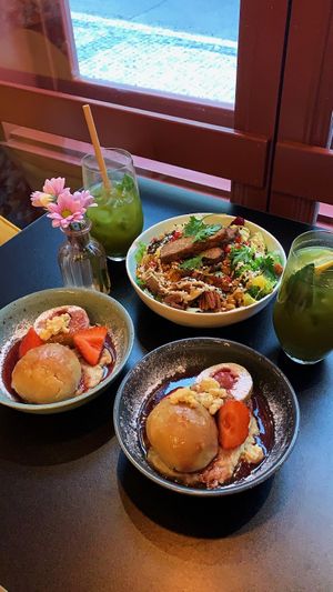 Bowl and strawberry dumplings along with matcha lemonades🌿 at Palo Verde in Prague