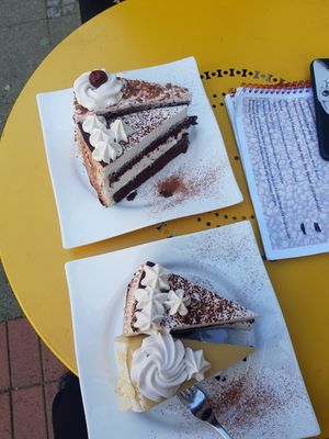 Tiramisu, Schwarzwälder Kirsch und Marzipan Torte at Hippo Bio Vegan in Hannover